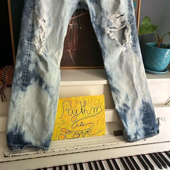 Levi's Tie-Dye Blue and White Relaxed Jeans 34" - Picture 2 of 16